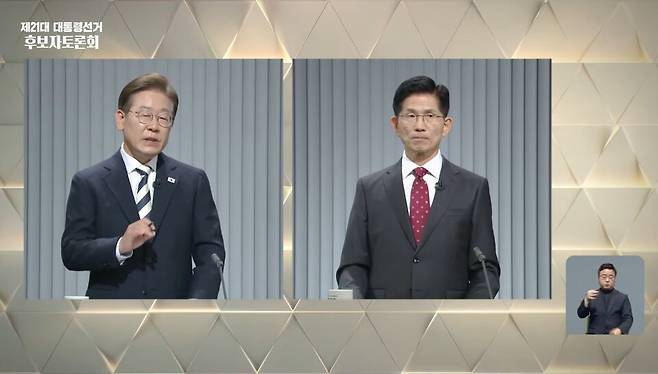 23일 서울 여의도 KBS스튜디오에서 제21대 대통령 선거 2차 후보자 토론회에서 이재명 더불어민주당 후보와 김문수 국민의힘 후보가 토론하고 있다. ⓒ중앙선거방송토론위원회 유튜브 캡쳐