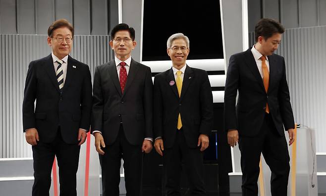 더불어민주당 이재명·국민의힘 김문수·민주노동당 권영국·개혁신당 이준석 대선 후보가 23일 서울 영등포구 여의도 KBS 스튜디오에서 열린 제21대 대선 2차 후보자 토론회 시작에 앞서 기념 촬영을 마치고 자리로 향하고 있다. ⓒ연합뉴스