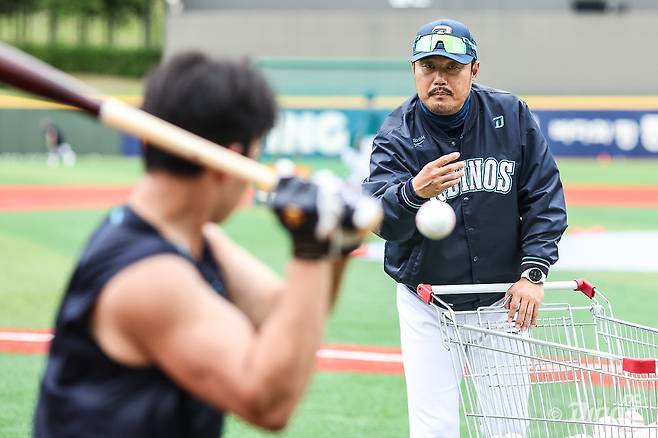 이호준 NC 감독(오른쪽)이 21일 울산 한화전을 앞두고 김휘집에게 토스 볼을 올려주고 있다. NC 다이노스 제공