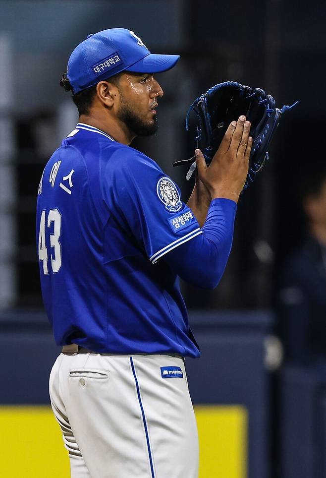 ▲ 이재현의 수비를 본 데니 레예스는 할 말을 잃은 표정을 지었다. 레예스는 이 수비 덕분에 7⅔이닝 무실점을 기록할 수 있었다. ⓒ 삼성 라이온즈