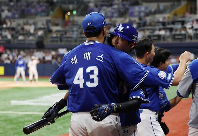 ▲ 삼성 데니 레예스가 22일 키움전에서 결승 홈런을 친 구자욱을 끌어안고 있다. ⓒ 삼성 라이온즈