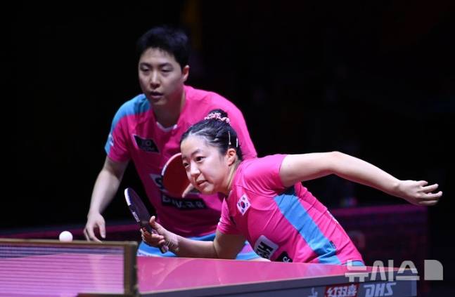 임종훈, 신유빈이 22일 카타르 도하 루사일 아레나에서 열린 2025 국제탁구연맹(ITTF) 세계선수권대회 혼합복식 8강 대만 린윈주, 정이칭과 경기를 펼치고 있다. /사진=뉴시스