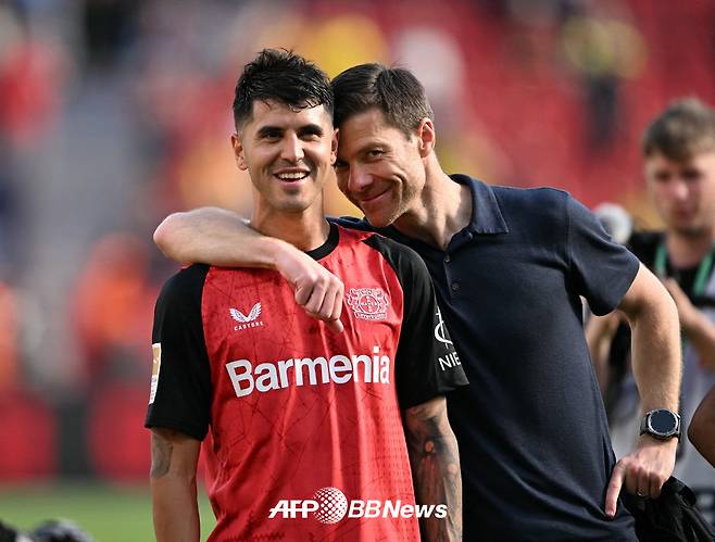 바이어 레버쿠젠 시절 사제의 연을 맺었던 에세키엘 팔라시오스(왼쪽)와 사비 알론소 감독. /AFPBBNews=뉴스1