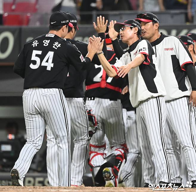 LG 투수 유영찬(54번)은 22일 이천챔피언스파크에서 열린 '2025 메디힐 KBO 퓨처스리그' NC전에서 구원 등판했다. 1이닝 무실점, 최고 구속 시속 148km까지 던지며 눈길을 끌었다. 엑스포츠뉴스 DB