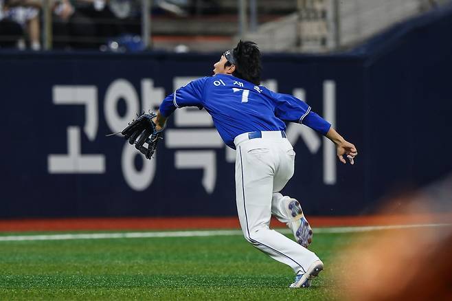 삼성 라이온즈 이재현이 22일 고척 키움 히어로즈전에서 호수비를 선보이고 있다. 삼성 라이온즈