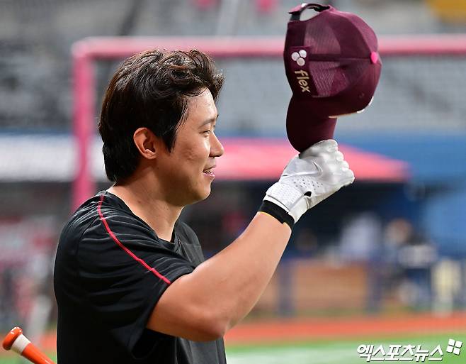 키움 히어로즈 김동엽이 23일 고척 KT 위즈전을 앞두고 콜업된 후 동료들과 인사를 나누고 있다. 엑스포츠뉴스 고척, 김한준 기자