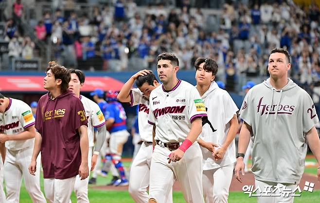 키움 히어로즈 선수들이 경기를 마친 뒤 더그아웃으로 들어가고 있다. 엑스포츠뉴스 DB