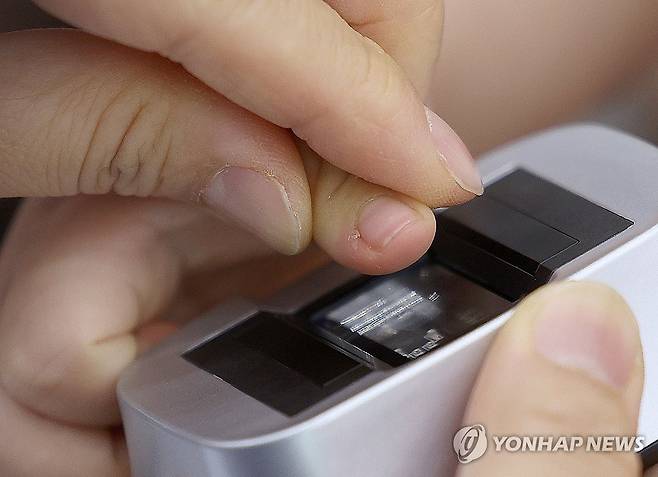 지문 등록하는 고사리 손 (대구=연합뉴스) 윤관식 기자 = 30일 대구 북구 엑스코에서 개막한 '대구 베이비 & 키즈 박람회'에서 한 아기가 지문 등록을 하고 있다.
지문 사전등록은 18세 미만 아동과 지적장애인, 치매 환자의 지문과 사진, 보호자 인적사항 등을 미리 받아두는 것으로 대상자가 실종될 경우 이들 자료를 활용해 보호자를 빠르게 찾아주기 위한 제도다. 2024.5.30 psik@yna.co.kr