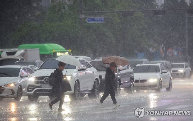 '하루종일 비가' (서울=연합뉴스) 이진욱 기자 = 비가 내린 16일 서울 광화문사거리에서 시민들이 우산을 쓴 채 이동하고 있다. 2025.5.16 cityboy@yna.co.kr