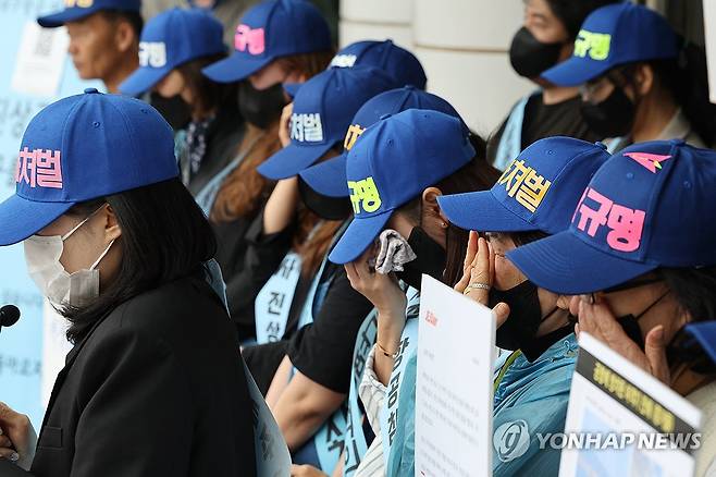 오열하는 유가족 (서울=연합뉴스) 이진욱 기자 = 12·29 제주항공 여객기 참사 유가족들이 23일 서울 강서구 김포공항 국내선 청사 앞에서 사고 진상 규명과 책임 있는 자세를 촉구하는 기자회견 도중 오열하고 있다. 2025.5.23 cityboy@yna.co.kr