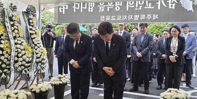 숨진 중학교 교사 명복 기원하는 교육부 차관과 제주도교육감 (제주=연합뉴스) 김호천 기자 = 오석환(왼쪽) 교육부 차관과 김광수 제주도교육감이 23일 오후 제주도교육청에 마련된 숨진 중학교 교사 분향소를 찾아 헌화한 뒤 묵념하며 고인의 명복을 빌고 있다. 2025.5.23
khc@yna.co.kr
(끝)