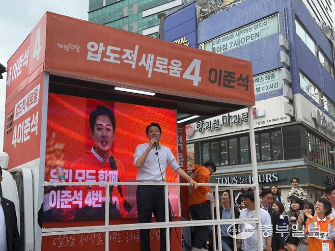 이준석 개혁신당 대선 후보가 24일 수원 수원역 광장에서 유세운동을 하고 있다. 최영재기자
