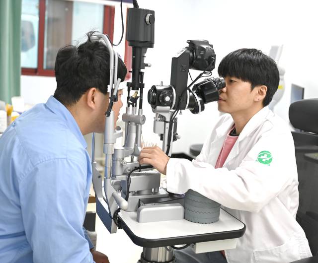 안과 진료 모습.청양군 제공