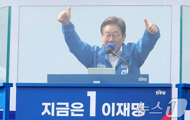 이재명 더불어민주당 대통령 후보가 24일 오후 경기도 안양시 동안구 평촌중앙공원에서 시민들에게 지지를 호소하고 있다. (공동취재) 2025.5.24/뉴스1 ⓒ News1 이재명 기자