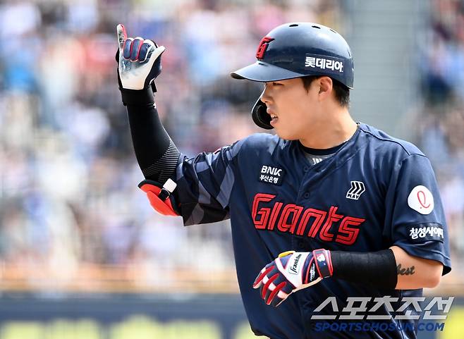 27일 잠실야구장에서 열린 롯데와 두산의 경기, 3회초 롯데 고승민이 안타를 치고 기뻐하고 있다. 잠실=허상욱 기자wook@sportschosun.com/2025.04.27/