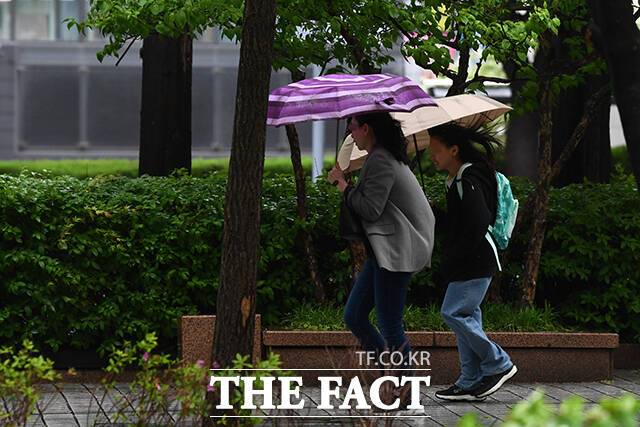 24일 전국 대부분 지역에 곳에 따라 비가 내리겠다. /서예원 기자