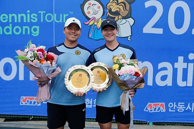 ITF 안동 국제대회에서 남자 복식 정상에 오른 정윤성과 권순우(오른쪽)