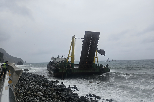 울릉도 앞바다에 울릉공항 공사 현장 바지선이 자초되는 사고가 발생했다. 안경호 기자