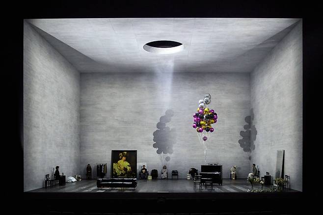 무대는 천장까지 막혀 있다. 헤다가 느끼는 사회에서의 압박을 표현하기 위해서다. 천장에 있는 천장의 구멍은 숨 쉴 수 있고 바깥과 소통할 수 있는 통로의 상징. /LG아트센터