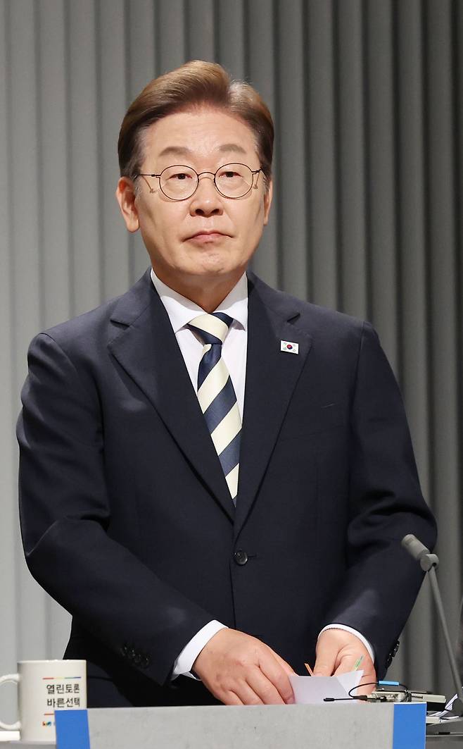 이재명 더불어민주당 대선 후보가 23일 서울 영등포구 KBS본관 스튜디오에서 중앙선거방송토론위원회 주관 제21대 대통령선거 2차 후보자 토론회 준비를 하고 있다. /뉴스1