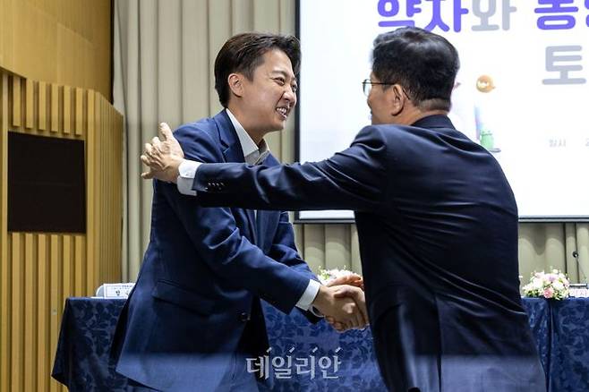 이준석 개혁신당 대선 후보와김문수 국민의힘 대선 후보가 지난 19일 오전 서울시청에서 열린 약자와 동행하는 서울 토론회에 기념촬영을 마치고 인사하고 있다. ⓒ데일리안 방규현 기자