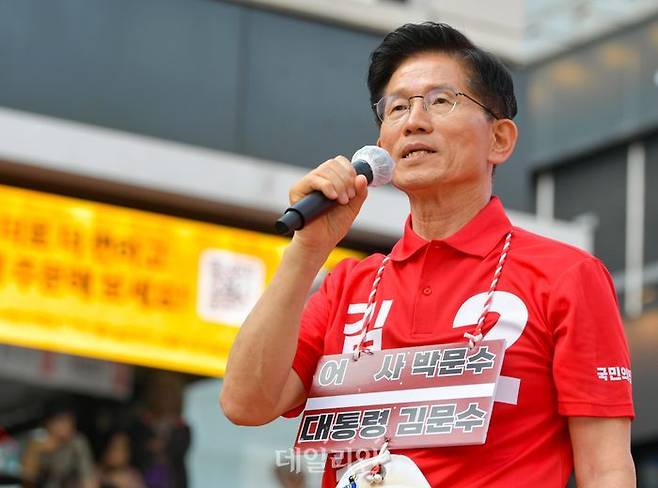 김문수 국민의힘 대선 후보가 22 오후 경기 광명시 철산로데오거리에서 열린 광명시 유세에서 지지를 호소하고 있다. ⓒ데일리안 방규현 기자