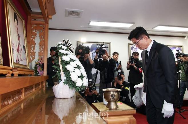 김문수 국민의힘 대선 후보가 24일 오후 경북 구미시 박정희 대통령 생가를 찾아 참배하고 있다. ⓒ데일리안 방규현 기자