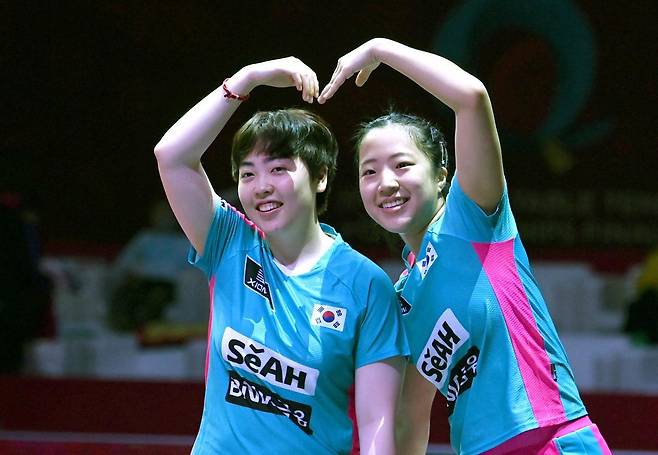 신유빈(오른쪽)과 유한나가 22일 카타르 도하에서 열린 2025 국제탁구연맹 세계선수권대회 여자복식 준결승에 오른 뒤 함께 하트를 만드는 세리머니를 하고 있다. 대한탁구협회 제공