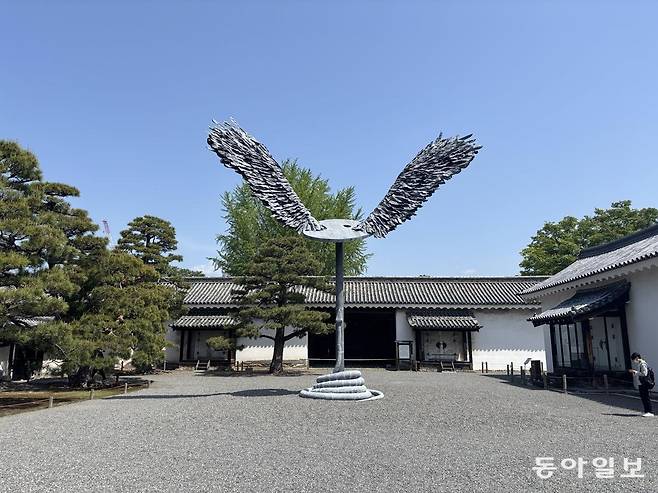 일본 교토 니조성에서 열린 안젤름 키퍼 개인전 ‘솔라리스’ 입구에서 볼 수 있는 작품 ‘Ra’. 교토=김민