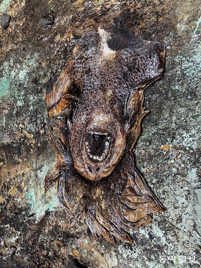 안젤름 키퍼의 ‘옥타비오 파스를 위하여’. 그림 가운데 형상을 가까이서 본 모습. 측면에서 봐야 모양이 제대로 보입니다. 교토=김민