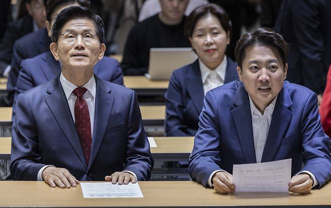 민의힘 김문수 대선후보와 개혁신당 이준석 대선후보가 지난 19일 서울 중구 서울시청에서 열린 '약자와 동행하는 서울 토론회'에 참석해 오세훈 서울시장의 환영사를 듣고 있다.