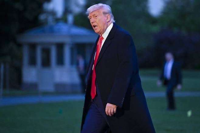 잠잠하던 도널드 트럼프 미국 대통령이 23일(현지시간) 다시 시장에 먹구름을 몰고 왔다. 트럼프 대통령은 이날 유럽연합(EU)의 무역관행을 신랄하게 비난하고 다음 달 1일부터 EU 수입품에 50% 관세를 물릴 수도 있다고 경고했다. AP 뉴시스