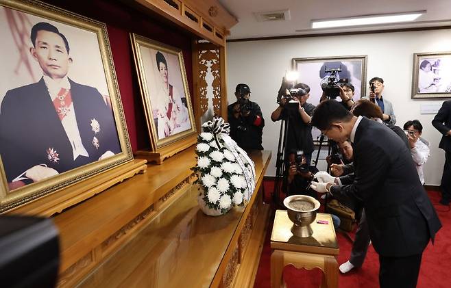 김문수 국민의힘 대선 후보가 24일 경북 구미시 박정희 전 대통령 생가를 방문해 분향하고 있다. 뉴시스