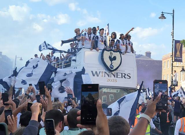 23일(현지시간) 영국 런던 토트넘 홋스퍼 스타디움 앞에서 열린 토트넘의 유럽축구연맹(UEFA) 유로파리그 우승 기념 퍼레이드에서 손흥민이 팬들에게 인사하고 있다. 연합뉴스