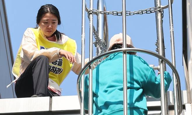 박정혜씨가 2025년 5월12일 경북 구미의 옵티칼하이테크 옥상에서 내려오는 취재진을 돕고 있다. 백소아 기자