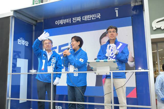 ▲ 정은경 더불어민주당 진짜대한민국 선거대책위원회 공동총괄선대위원장이 24일 원주 중앙시장을 찾아 송기헌(원주을) 국회의원, 여준성 원주갑 선대위원장과 함께 이재명 대통령 후보에 대한 지지를 호소하고 있다. 더불어민주당 원주을 선대위원회 제공.