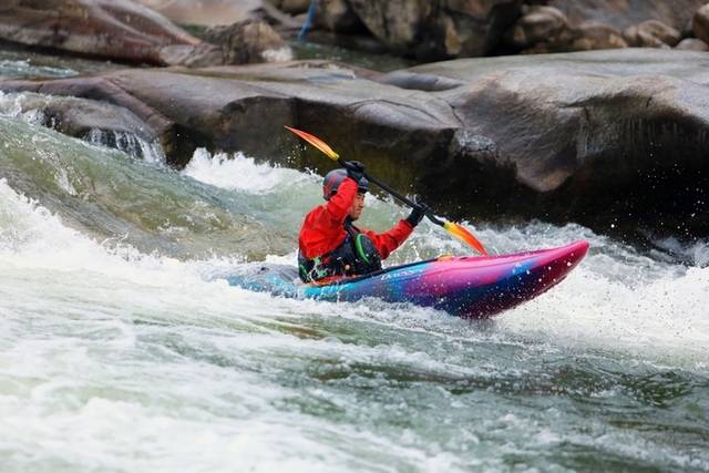 ▲ 밤새 내린 비로 인제지역 낮 기온이 선선해진 가운데 휴일을 맞아 24일 인제 내린천을 찾은 카약 동호회원들 설렘 속에 올해 첫 카약을 타며 짜릿하게 물살을 가르고 있다. 인제군 제공