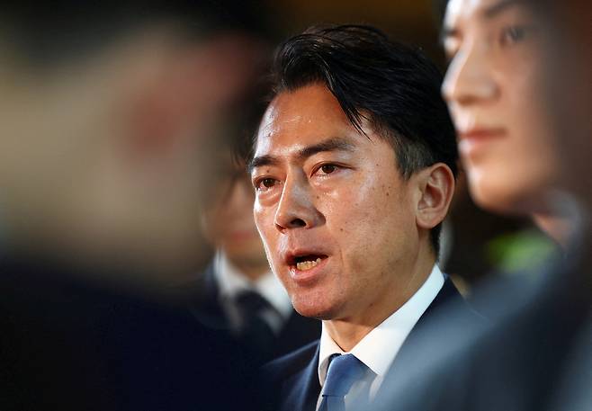 고이즈미 신지로 신임 일본 농림수산상이 지난 21일 도쿄 총리 관저에서 기자들과 이야기하고 있다. 로이터연합뉴스