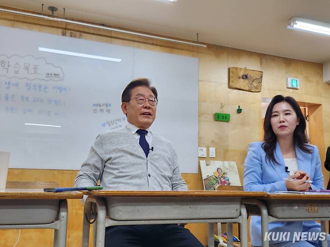 이재명 더불어민주당 대선 후보가 24일 경기 부천시 한 대안학교에서 기자들의 질문에 답하고 있다. 권혜진 기자