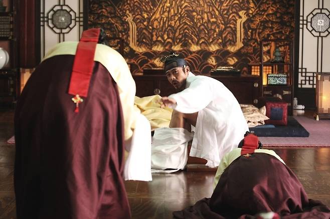 <광해, 왕이 된 남자>의 한 장면, 궁녀들이 지켜보는 가운데 가짜 광해가 볼일을 보는 장면/사진제공=CJ엔터테인먼트