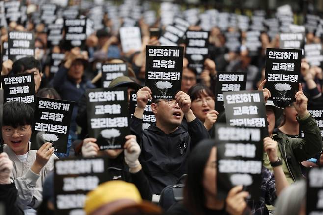 24일 서울 종로구 고궁박물관 서측에서 열린 전국교직원노동조합(전교조)창립 36주년 전국 교사결의대회에서 참가자들이 구호를 외치고 있다. 이들은 안전하게 교육할 권리, 악성 민원 해결, 교육공공성 강화, 정치기본권 쟁취 등을 요구했다. /사진=뉴시스