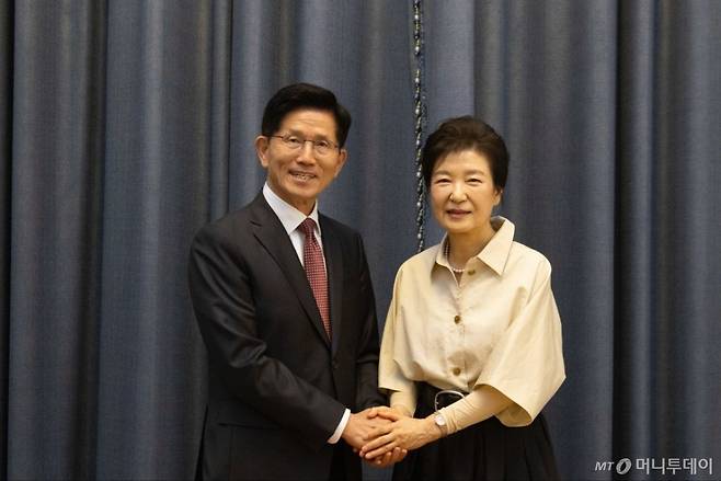 김문수 국민의힘 대선 후보가 24일 대구 달성읍 박근혜 전 대통령 사저에서 박 전 대통령을 예방하고 있다./사진제공=국민의힘