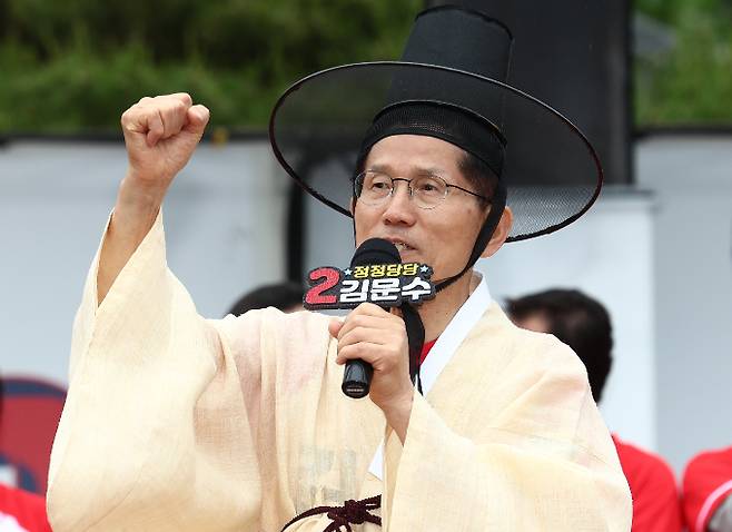 김문수 국민의힘 후보는 24일 대구·경북(TK) 지역을 찾아 지지를 호소했다. 사진은 이날 경북 안동 웅부공원 앞에서 유세하는 김 후보. /사진=뉴스1
