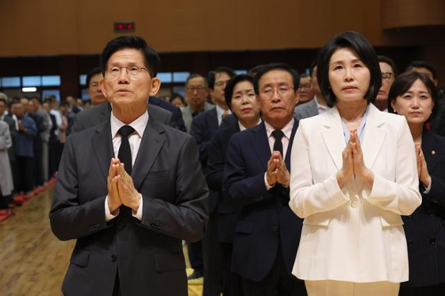 김문수(왼쪽) 국민의힘 대선 후보(왼쪽)와 이재명 더불어민주당 대선 후보의 배우자 김혜경 여사가 24일 충북 단양군 구인사에서 열린 상월원각대조사 제51주기 열반대재에서 합장하고 있다. 연합뉴스