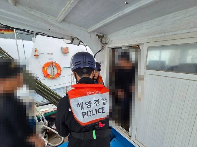 전북군산해양경찰서는 지난 23일 오후 3시 20분쯤 전북 군산시 옥도면 십이동파도 인근 해상에서 무면허로 7.3톤(t)급 어선을 운항한 A(40대)씨를 체포했다. 신원조회 결과, A씨는 이미 몇 건의 죄명으로 수배와 구속영장이 발부된 A급 지명수배자였다. 전북군산해양경찰서 제공