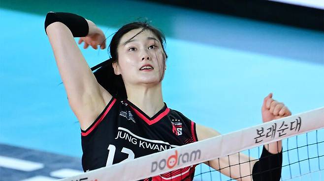 스파이크하는 정관장의 이예담