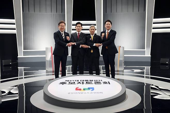 이재명 더불어민주당(왼쪽부터), 김문수 국민의힘, 권영국 민주노동당, 이준석 개혁신당 대통령 후보가 23일 서울 영등포구 KBS본관 스튜디오에서 중앙선거방송토론위원회 주관 제21대 대통령선거 2차 후보자 토론회 시작에 앞서 기념 촬영을 하고 있다. 국회사진기자단