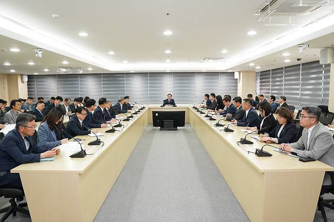 매일 오전 비상간부회의를 소집하고 주요 현안사안에 대해 간부공무원들과 소통하는 김석필 권한대행.