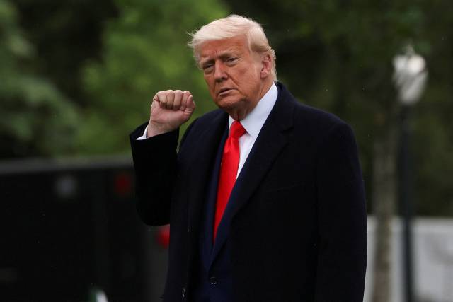 도널드 트럼프 미국 대통령이 지난 22일(현지 시간) 워싱턴DC에 있는 트럼프내셔널골프클럽에서 열린 자신의 밈코인 갈라행사에 참석하며 주먹을 들어보이고 있다. 로이터연합뉴스