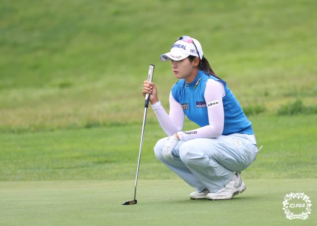 그린 경사를 읽고 있는 박현경. 사진 제공=KLPGA